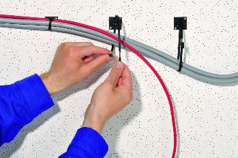 Sommige kabelmanagementproducten kunnen worden gecombineerd met kabelbinders - Q-Mounts zijn daar een voorbeeld van.