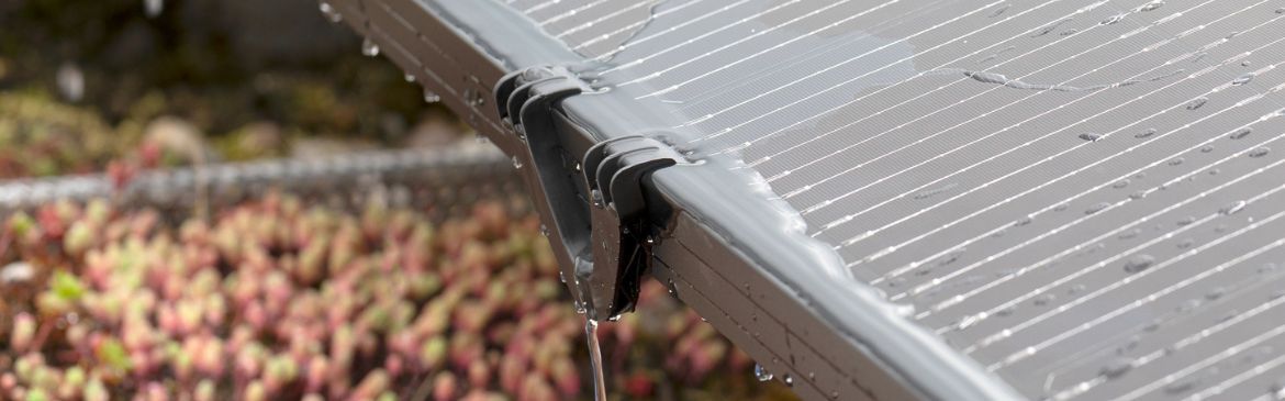 Afvoerclip voor zonnepanelen, geïnstalleerd op een zonnepaneel, toont de waterafvoer.