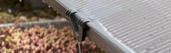 Afvoerclip voor zonnepanelen, geïnstalleerd op een zonnepaneel, toont de waterafvoer.