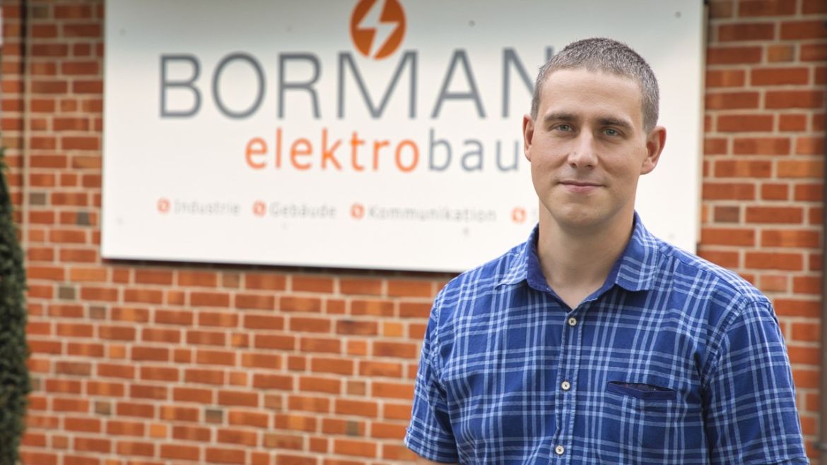 Von Hagen werkt aan zijn elektrische paneel