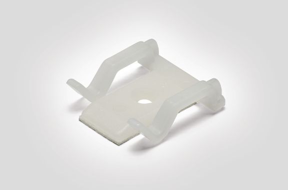 Clips voor het vasthouden van buizen, kabels en leidingen