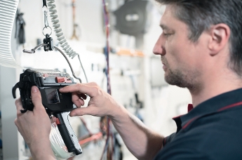 Automatisch kabelbinderpistool in gebruik