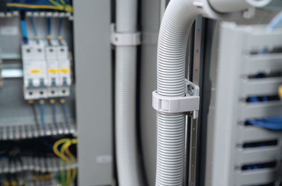 IWS gegolfde buizen worden gebruikt om draden te leiden en te beschermen in bedieningspanelen, schakelsystemen en machinebouw.