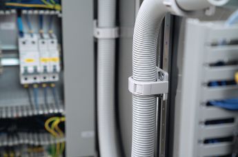 IWS gegolfde buizen worden gebruikt om draden te leiden en te beschermen in bedieningspanelen, schakelsystemen en machinebouw.