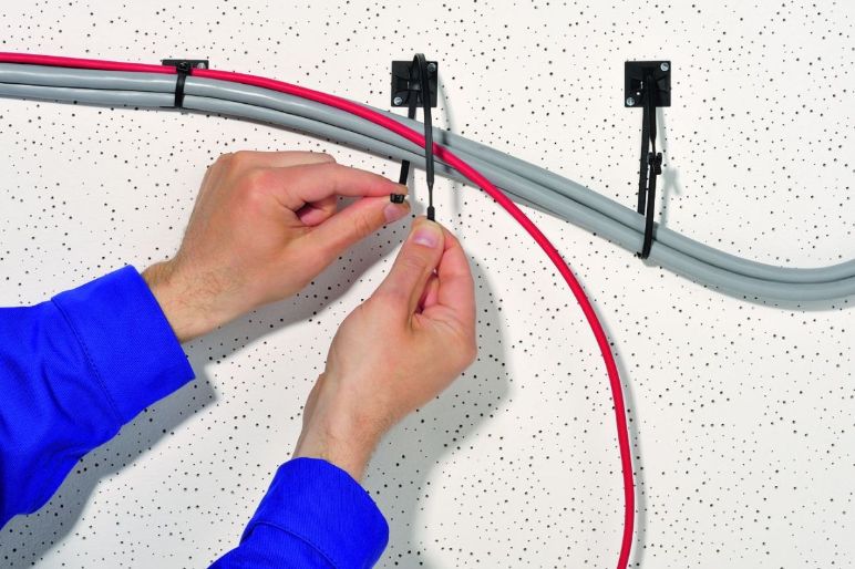 Sommige kabelmanagementproducten kunnen worden gecombineerd met kabelbinders - Q-Mounts zijn daar een voorbeeld van.