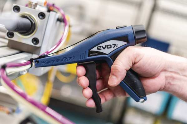 Handbediend kabelbinderpistool EVO9 in gebruik