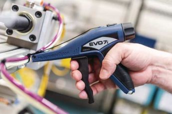 Handbediend kabelbinderpistool EVO9 in gebruik
