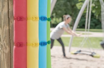 Kabelbinders met een platte kop worden niet alleen vanwege hun verscheidenheid aan kleuren vaak gebruikt op kinderspeelplaatsen.