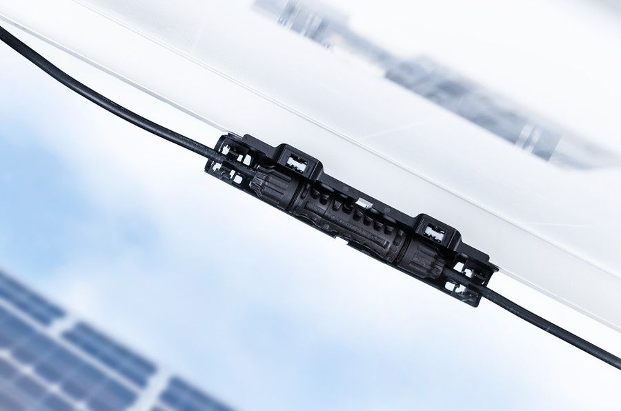 Bescherm MC4-zonneconnectoren tegen buigen, weersinvloeden en contact met metaal. Gereedschapsvrije installatie met veilige EdgeClip-technologie voor betrouwbare DC-systemen.